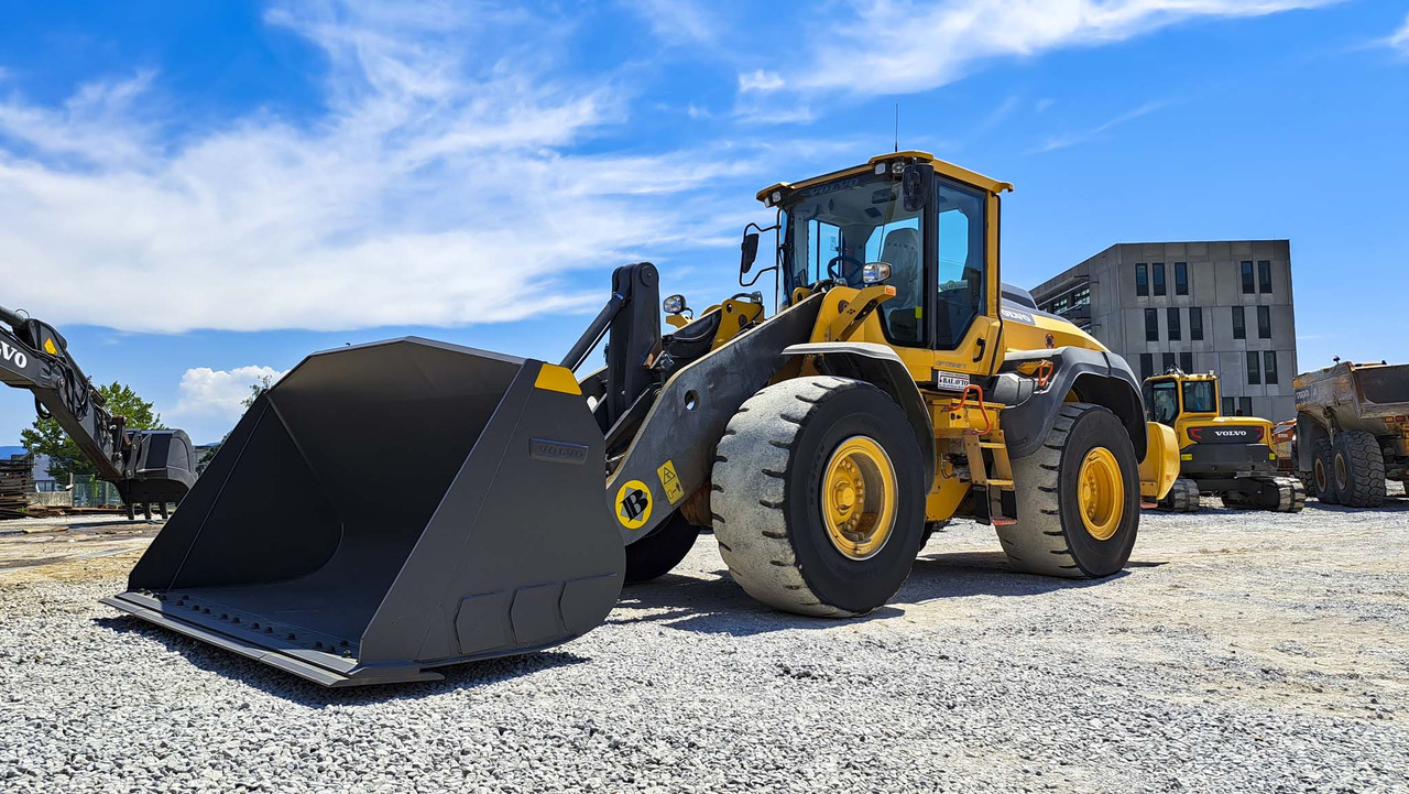 Volvo L120H - Utovarivač na kotačima: slika Volvo L120H - Utovarivač na kotačima Volvo L120H - Utovarivač na kotačima: slika Volvo L120H - Utovarivač na kotačima