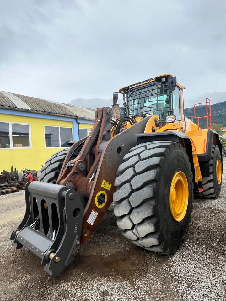 Volvo L220H - Utovarivač na kotačima: slika Volvo L220H - Utovarivač na kotačima Volvo L220H - Utovarivač na kotačima: slika Volvo L220H - Utovarivač na kotačima