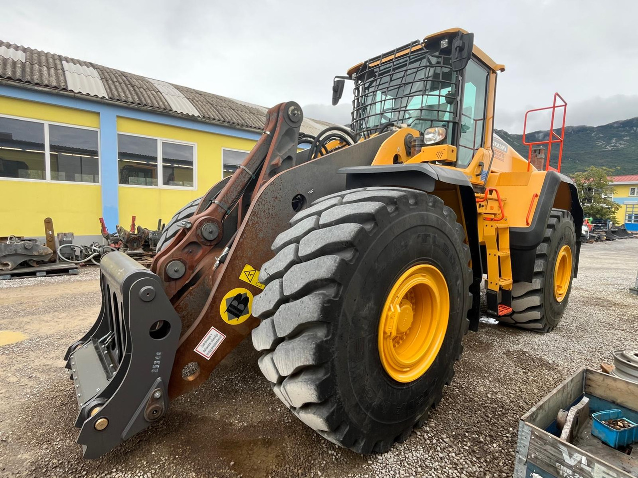 Volvo L220H - Utovarivač na kotačima: slika Volvo L220H - Utovarivač na kotačima Volvo L220H - Utovarivač na kotačima: slika Volvo L220H - Utovarivač na kotačima