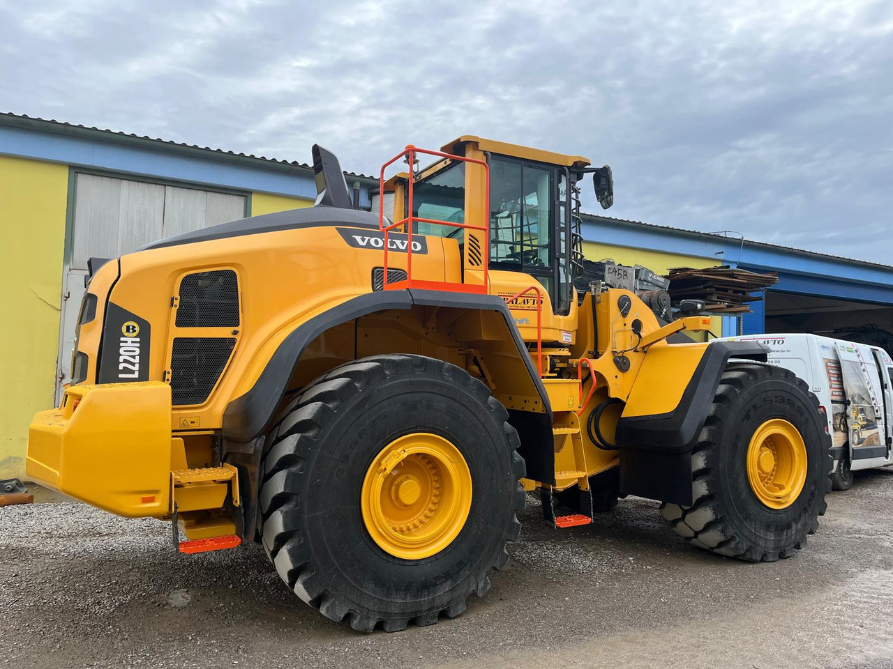 Volvo L220H - Utovarivač na kotačima: slika Volvo L220H - Utovarivač na kotačima Volvo L220H - Utovarivač na kotačima: slika Volvo L220H - Utovarivač na kotačima