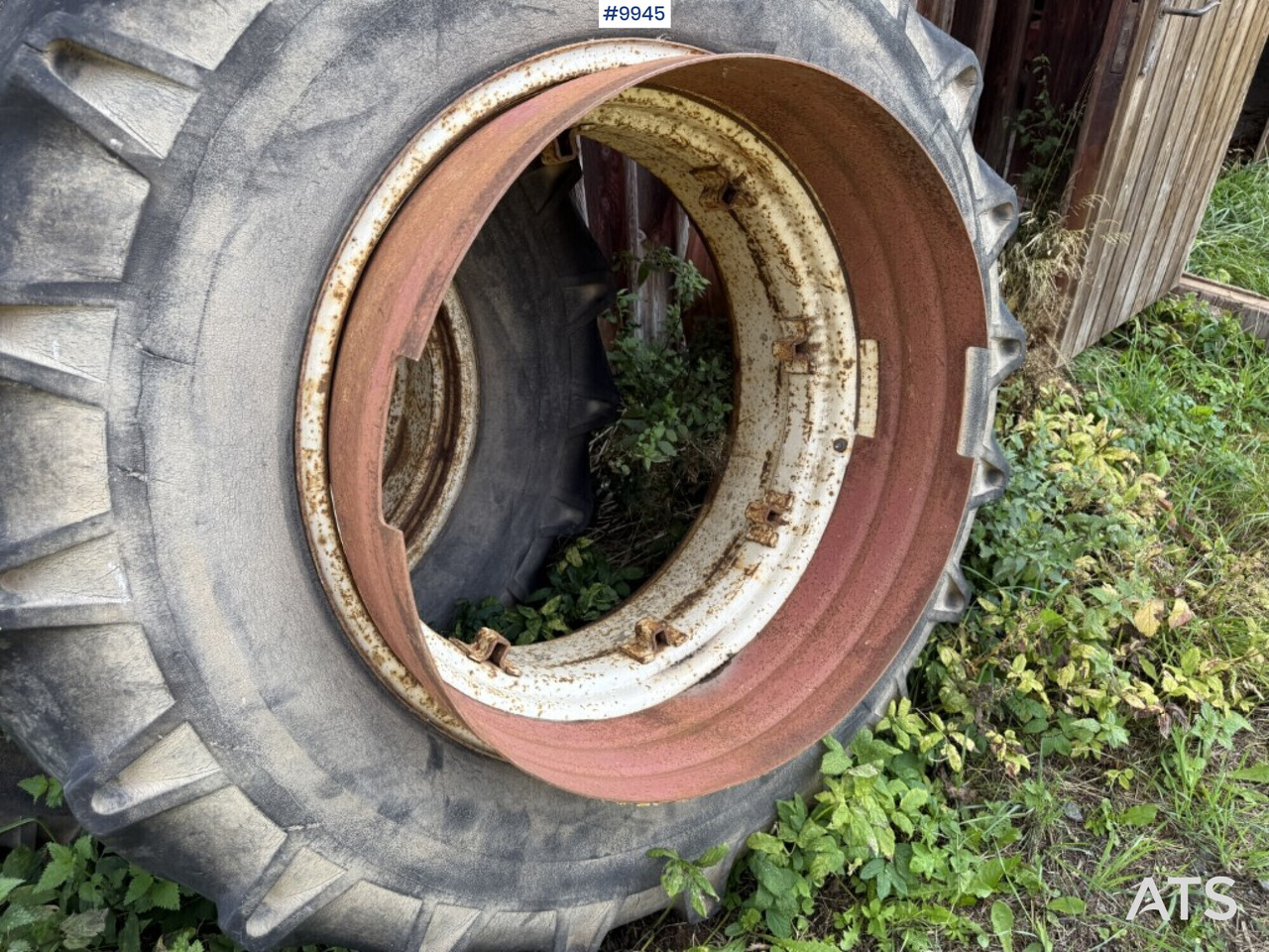 Kompletan kotač za Traktor 2 tractor tires with rims and rings: slika Kompletan kotač za Traktor 2 tractor tires with rims and rings Kompletan kotač za Traktor 2 tractor tires with rims and rings: slika Kompletan kotač za Traktor 2 tractor tires with rims and rings