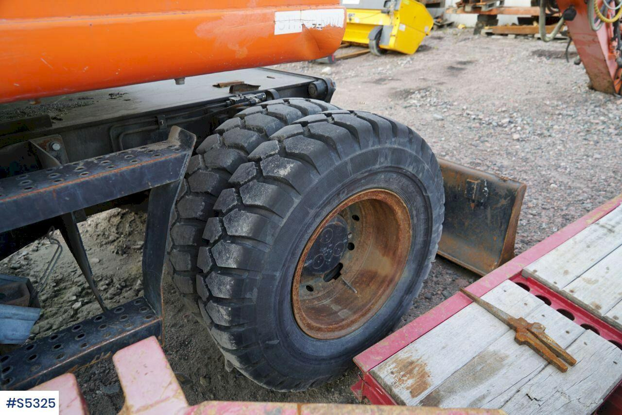 EXCAVATOR Hitachi EX165W with tools - Bager: slika EXCAVATOR Hitachi EX165W with tools - Bager EXCAVATOR Hitachi EX165W with tools - Bager: slika EXCAVATOR Hitachi EX165W with tools - Bager