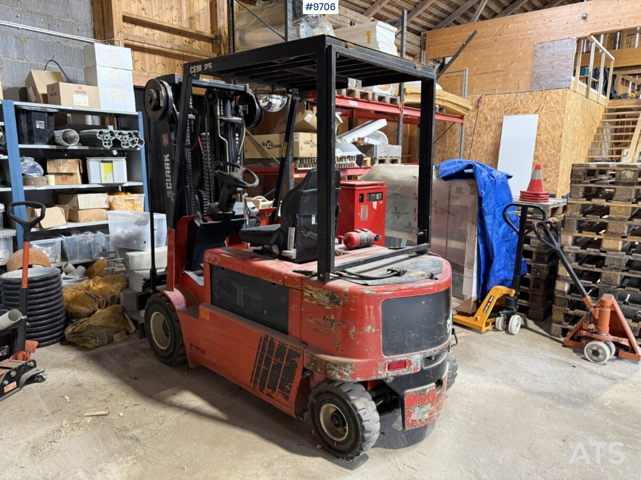 Forklift Clark CEM 25 - Električni viličar: slika Forklift Clark CEM 25 - Električni viličar Forklift Clark CEM 25 - Električni viličar: slika Forklift Clark CEM 25 - Električni viličar