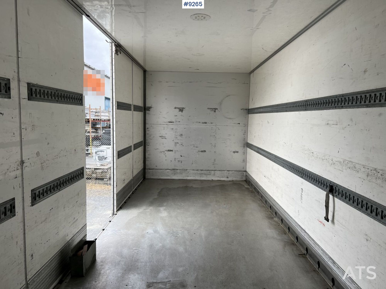 Scania P250 Box truck with tailgate lift - Kamion sandučar: slika Scania P250 Box truck with tailgate lift - Kamion sandučar Scania P250 Box truck with tailgate lift - Kamion sandučar: slika Scania P250 Box truck with tailgate lift - Kamion sandučar