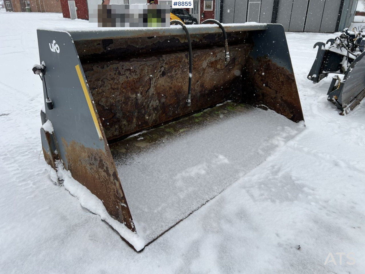 Građevinska oprema UFO Sand spreader bucket 3.5 cubic meters: slika Građevinska oprema UFO Sand spreader bucket 3.5 cubic meters