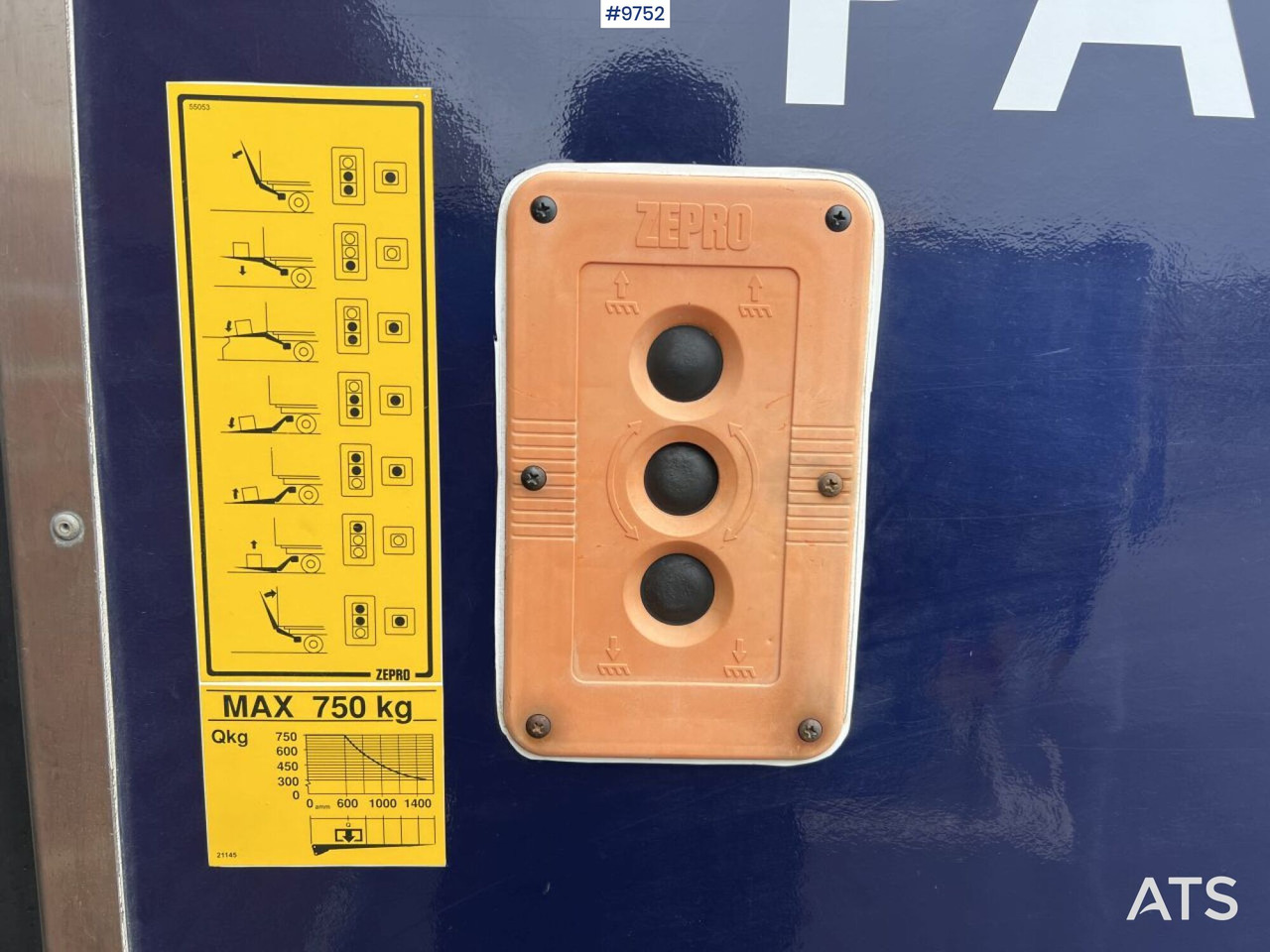 Dostavno vozilo sa zatvorenim sandukom Volkswagen Crafter with tail lift: slika Dostavno vozilo sa zatvorenim sandukom Volkswagen Crafter with tail lift