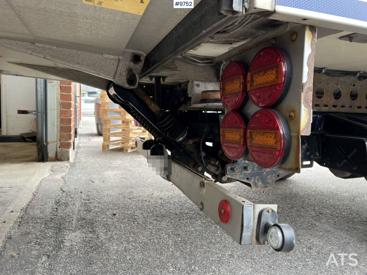 Dostavno vozilo sa zatvorenim sandukom Volkswagen Crafter with tail lift: slika Dostavno vozilo sa zatvorenim sandukom Volkswagen Crafter with tail lift