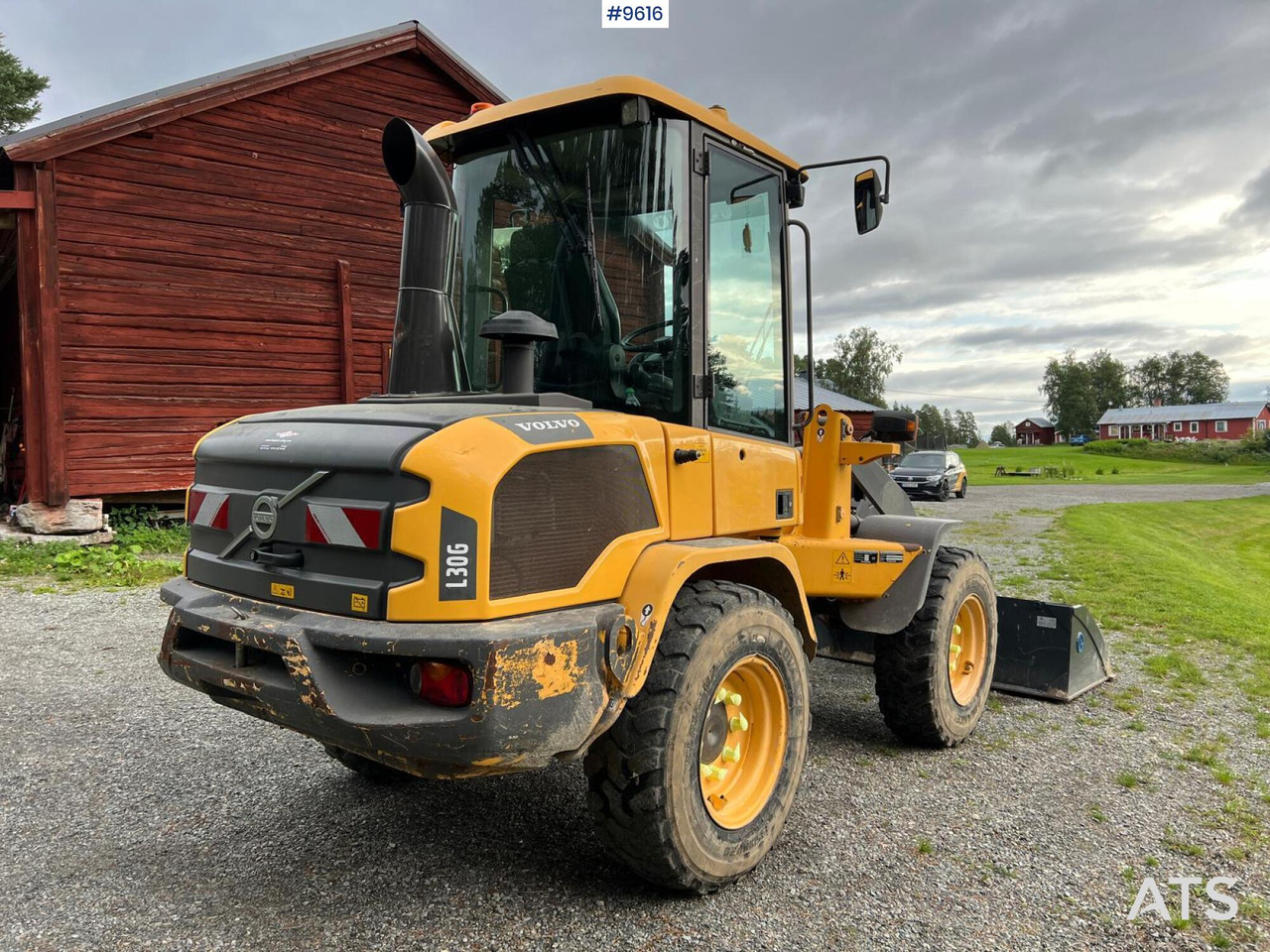 Volvo L30 G Wheel Loader with Attachments (VIDEO) - Utovarivač na kotačima: slika Volvo L30 G Wheel Loader with Attachments (VIDEO) - Utovarivač na kotačima Volvo L30 G Wheel Loader with Attachments (VIDEO) - Utovarivač na kotačima: slika Volvo L30 G Wheel Loader with Attachments (VIDEO) - Utovarivač na kotačima