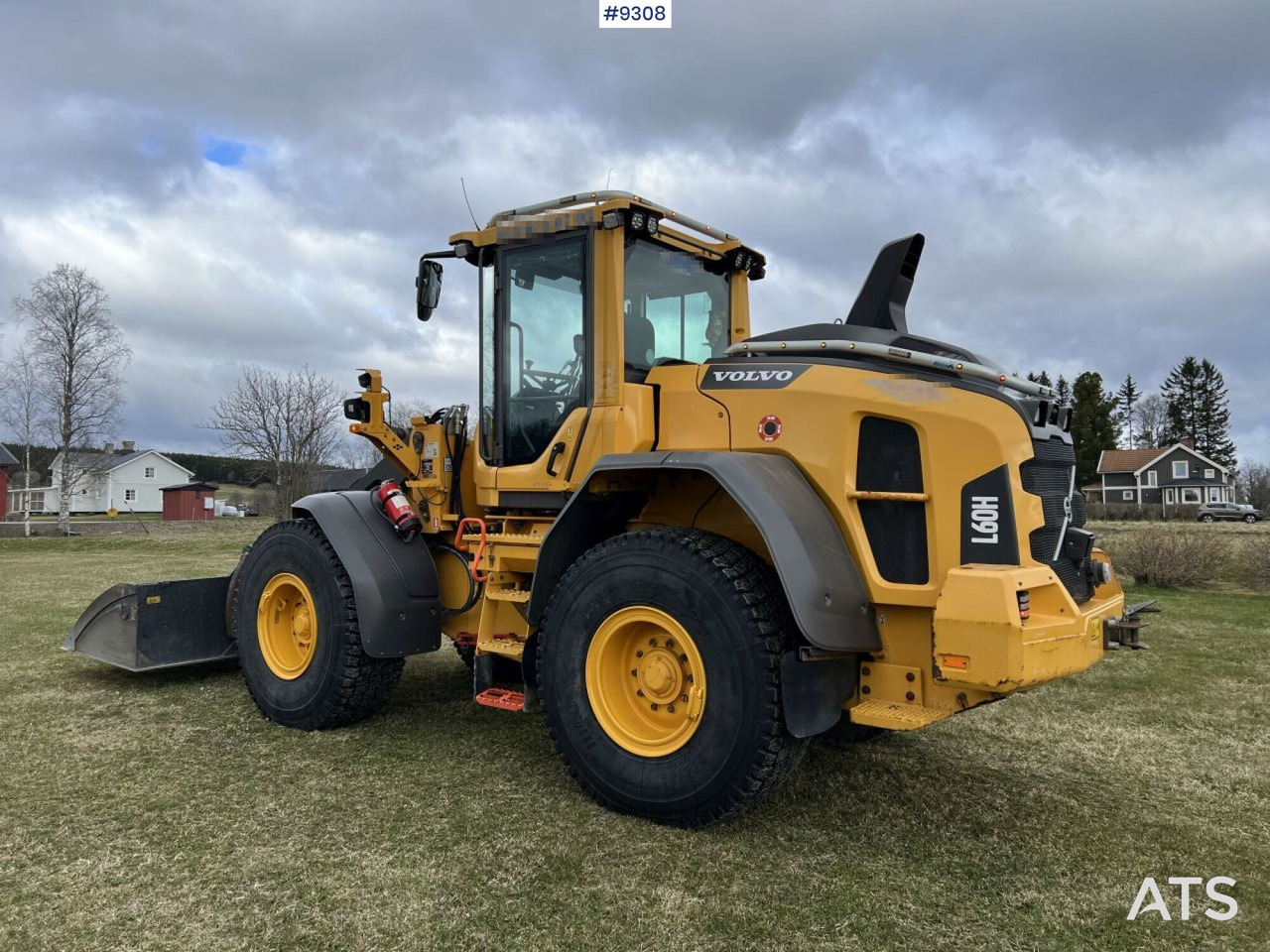 Utovarivač na kotačima Volvo L60 H Wheel loader with grading bucket (VIDEO): slika Utovarivač na kotačima Volvo L60 H Wheel loader with grading bucket (VIDEO)