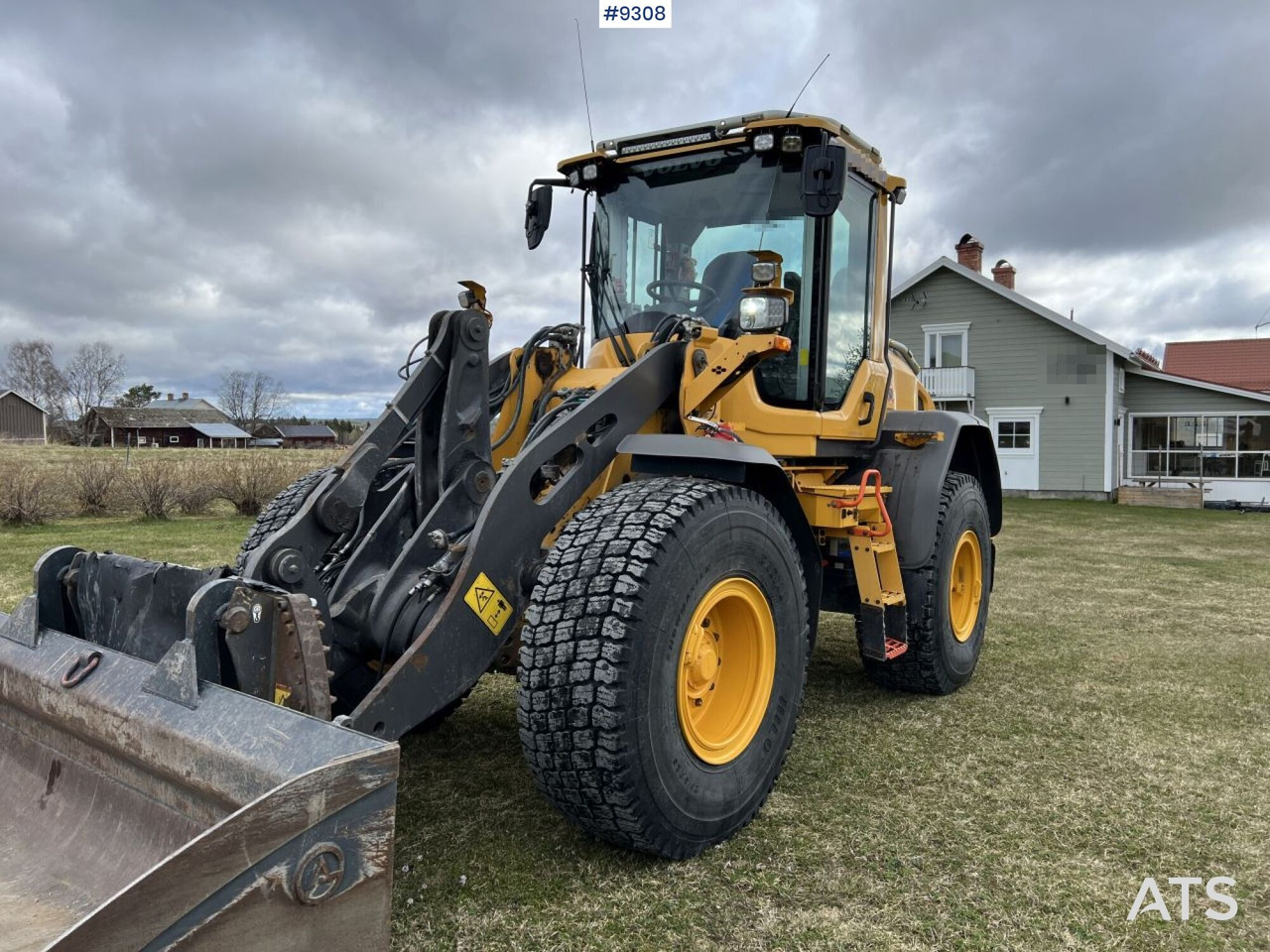 Utovarivač na kotačima Volvo L60 H Wheel loader with grading bucket (VIDEO): slika Utovarivač na kotačima Volvo L60 H Wheel loader with grading bucket (VIDEO)