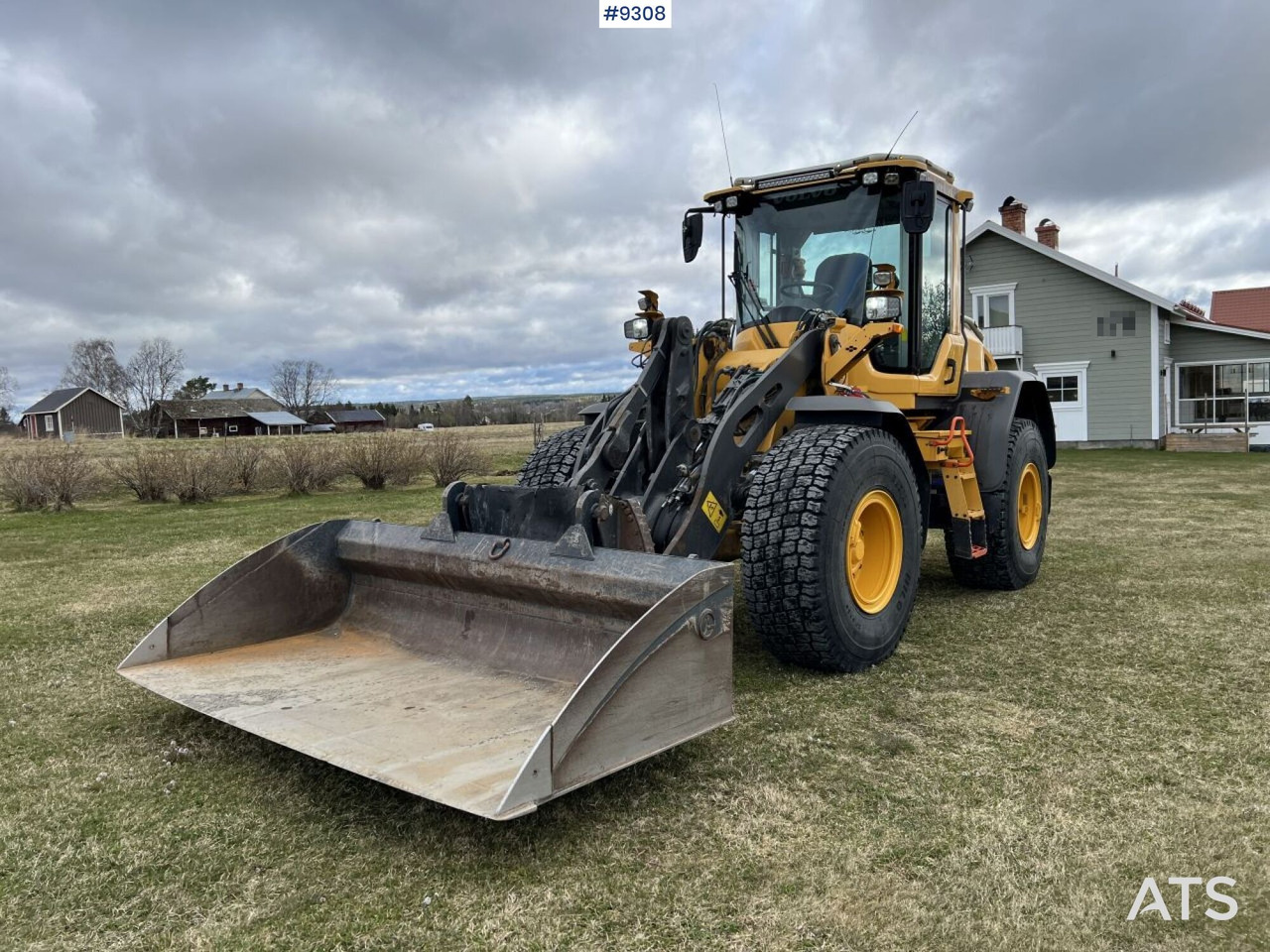 Utovarivač na kotačima Volvo L60 H Wheel loader with grading bucket (VIDEO): slika Utovarivač na kotačima Volvo L60 H Wheel loader with grading bucket (VIDEO)