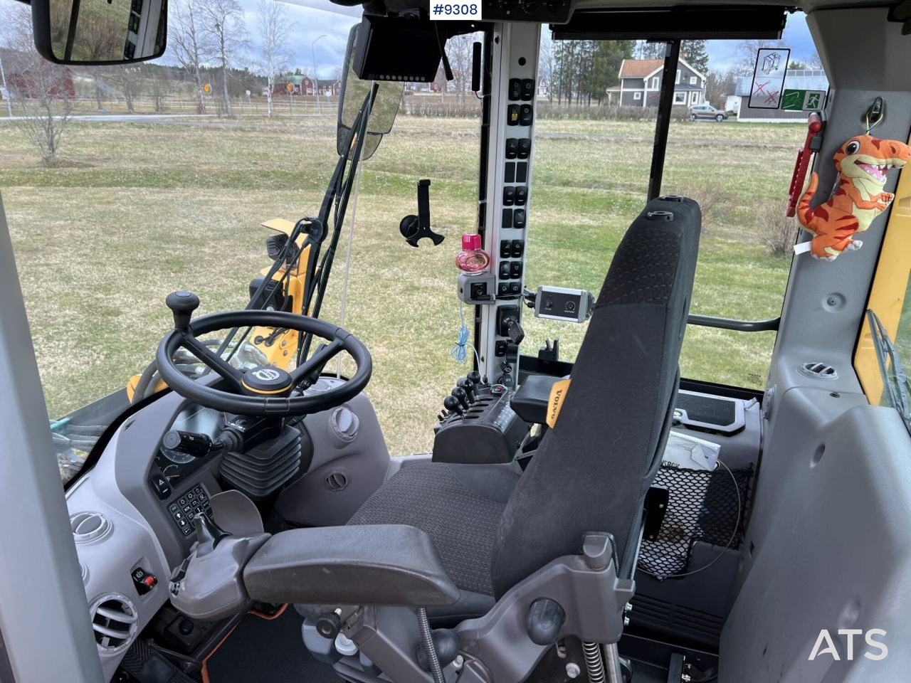 Utovarivač na kotačima Volvo L60 H Wheel loader with grading bucket (VIDEO): slika Utovarivač na kotačima Volvo L60 H Wheel loader with grading bucket (VIDEO)