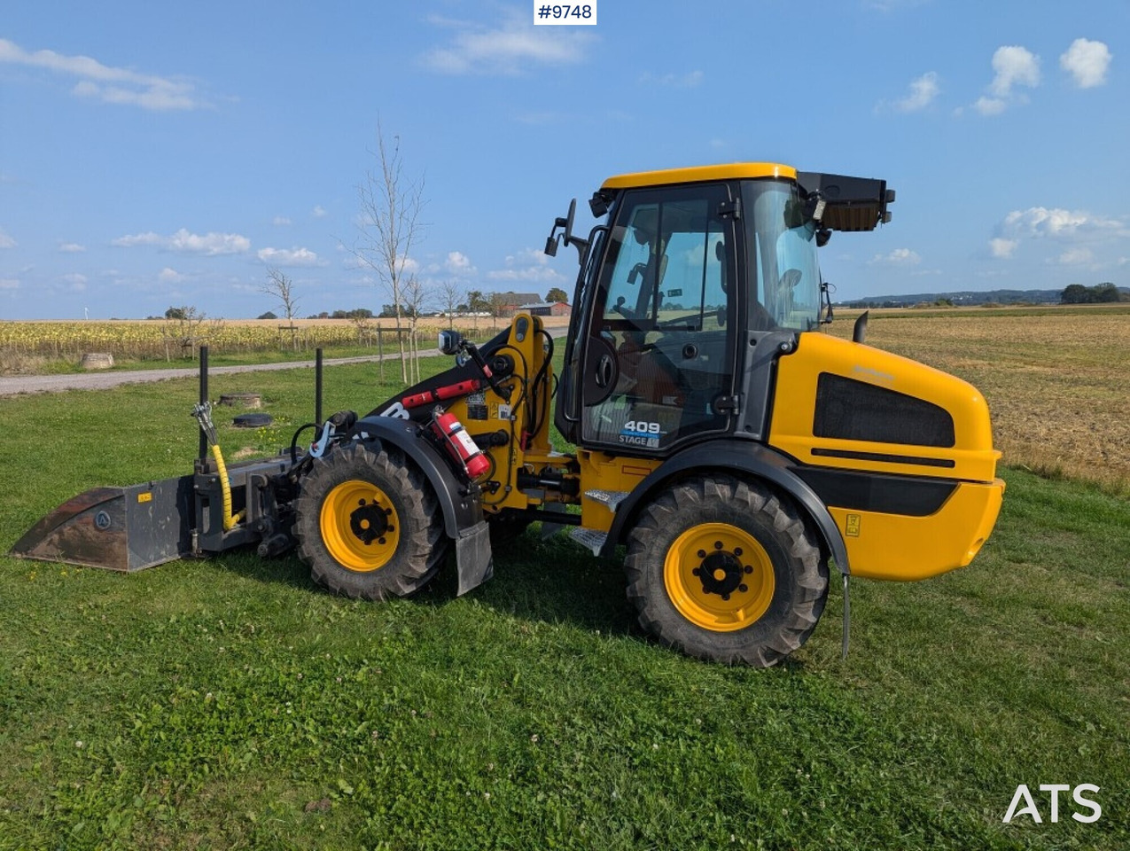 Wheel loader JCB 409 Stage V Nordic Edition 40km/h with attachments - Utovarivač na kotačima: slika Wheel loader JCB 409 Stage V Nordic Edition 40km/h with attachments - Utovarivač na kotačima Wheel loader JCB 409 Stage V Nordic Edition 40km/h with attachments - Utovarivač na kotačima: slika Wheel loader JCB 409 Stage V Nordic Edition 40km/h with attachments - Utovarivač na kotačima