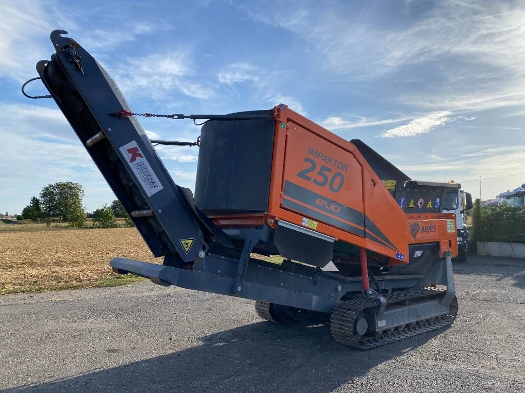 Arjes IMPAKTOR 250 EVOIII Tier3III 1er Main- - Mobilna drobilica: slika Arjes IMPAKTOR 250 EVOIII Tier3III 1er Main- - Mobilna drobilica Arjes IMPAKTOR 250 EVOIII Tier3III 1er Main- - Mobilna drobilica: slika Arjes IMPAKTOR 250 EVOIII Tier3III 1er Main- - Mobilna drobilica