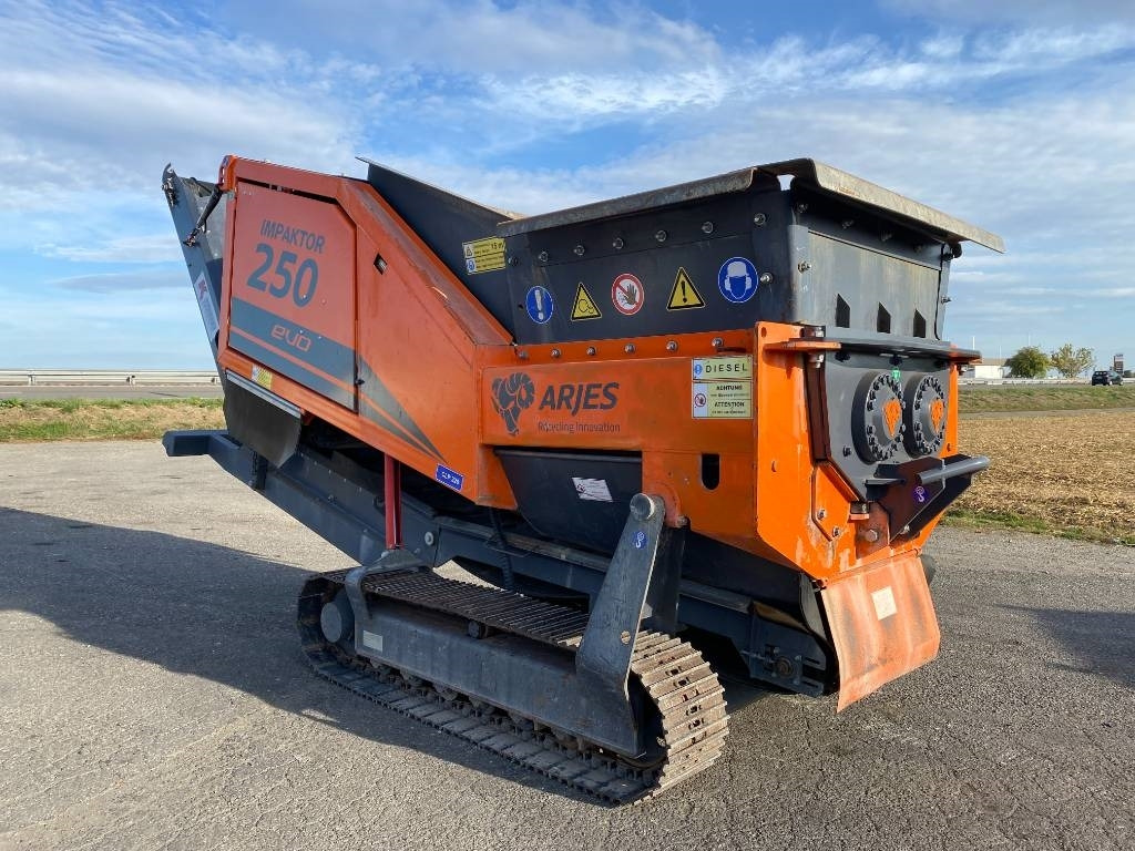 Arjes IMPAKTOR 250 EVOIII Tier3III 1er Main- - Mobilna drobilica: slika Arjes IMPAKTOR 250 EVOIII Tier3III 1er Main- - Mobilna drobilica Arjes IMPAKTOR 250 EVOIII Tier3III 1er Main- - Mobilna drobilica: slika Arjes IMPAKTOR 250 EVOIII Tier3III 1er Main- - Mobilna drobilica