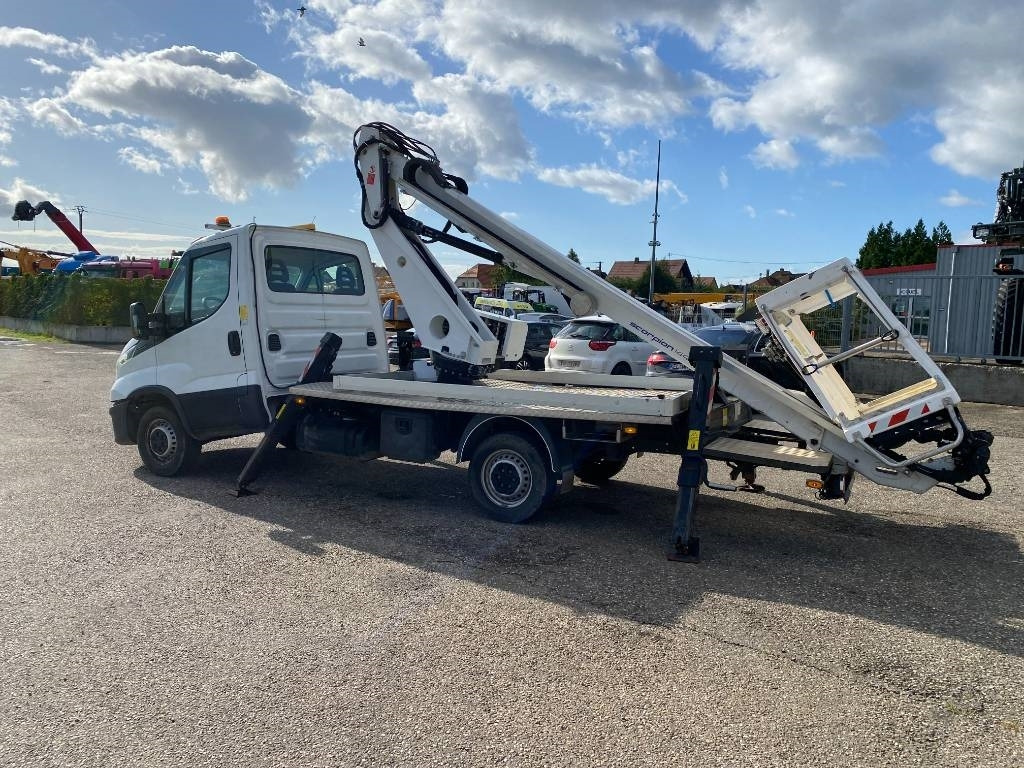 Podizna platforma montirana na kamion Iveco DAILY 35-140S / 2.3 Multijet 136-OIL&STEEL: slika Podizna platforma montirana na kamion Iveco DAILY 35-140S / 2.3 Multijet 136-OIL&STEEL Podizna platforma montirana na kamion Iveco DAILY 35-140S / 2.3 Multijet 136-OIL&STEEL: slika Podizna platforma montirana na kamion Iveco DAILY 35-140S / 2.3 Multijet 136-OIL&STEEL