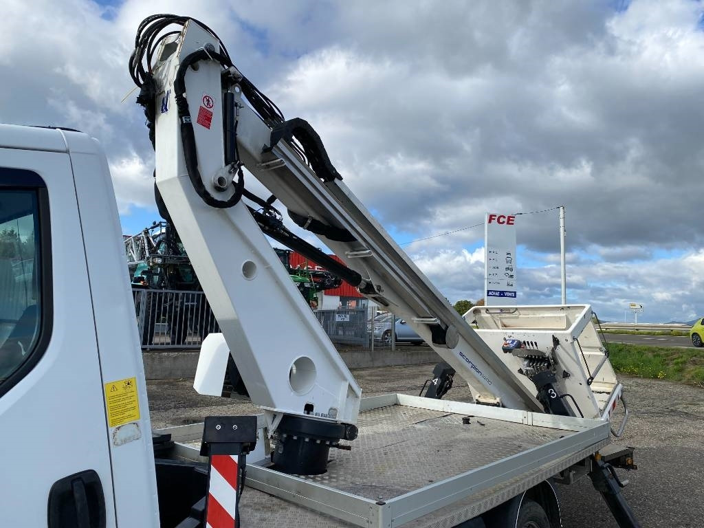 Podizna platforma montirana na kamion Iveco DAILY 35-140S / 2.3 Multijet 136-OIL&STEEL: slika Podizna platforma montirana na kamion Iveco DAILY 35-140S / 2.3 Multijet 136-OIL&STEEL Podizna platforma montirana na kamion Iveco DAILY 35-140S / 2.3 Multijet 136-OIL&STEEL: slika Podizna platforma montirana na kamion Iveco DAILY 35-140S / 2.3 Multijet 136-OIL&STEEL