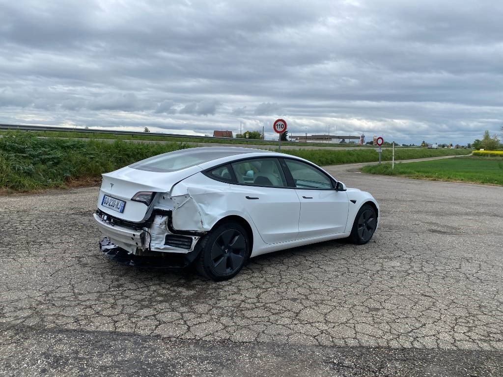 Tesla MODEL 3 5YJ3 - Rwd-Carte Grise Française endommagé - Automobil: slika Tesla MODEL 3 5YJ3 - Rwd-Carte Grise Française endommagé - Automobil Tesla MODEL 3 5YJ3 - Rwd-Carte Grise Française endommagé - Automobil: slika Tesla MODEL 3 5YJ3 - Rwd-Carte Grise Française endommagé - Automobil