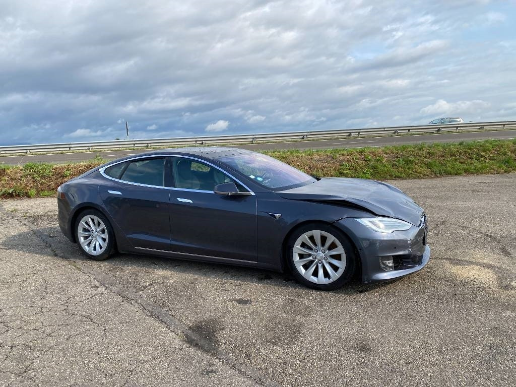 Tesla MODEL S 100D Carte Grise Française endommagée - Automobil: slika Tesla MODEL S 100D Carte Grise Française endommagée - Automobil Tesla MODEL S 100D Carte Grise Française endommagée - Automobil: slika Tesla MODEL S 100D Carte Grise Française endommagée - Automobil