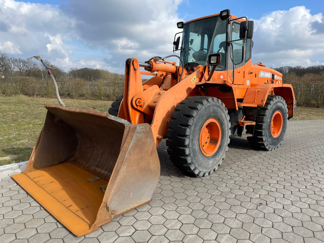 Doosan DL250 - Utovarivač na kotačima: slika Doosan DL250 - Utovarivač na kotačima Doosan DL250 - Utovarivač na kotačima: slika Doosan DL250 - Utovarivač na kotačima