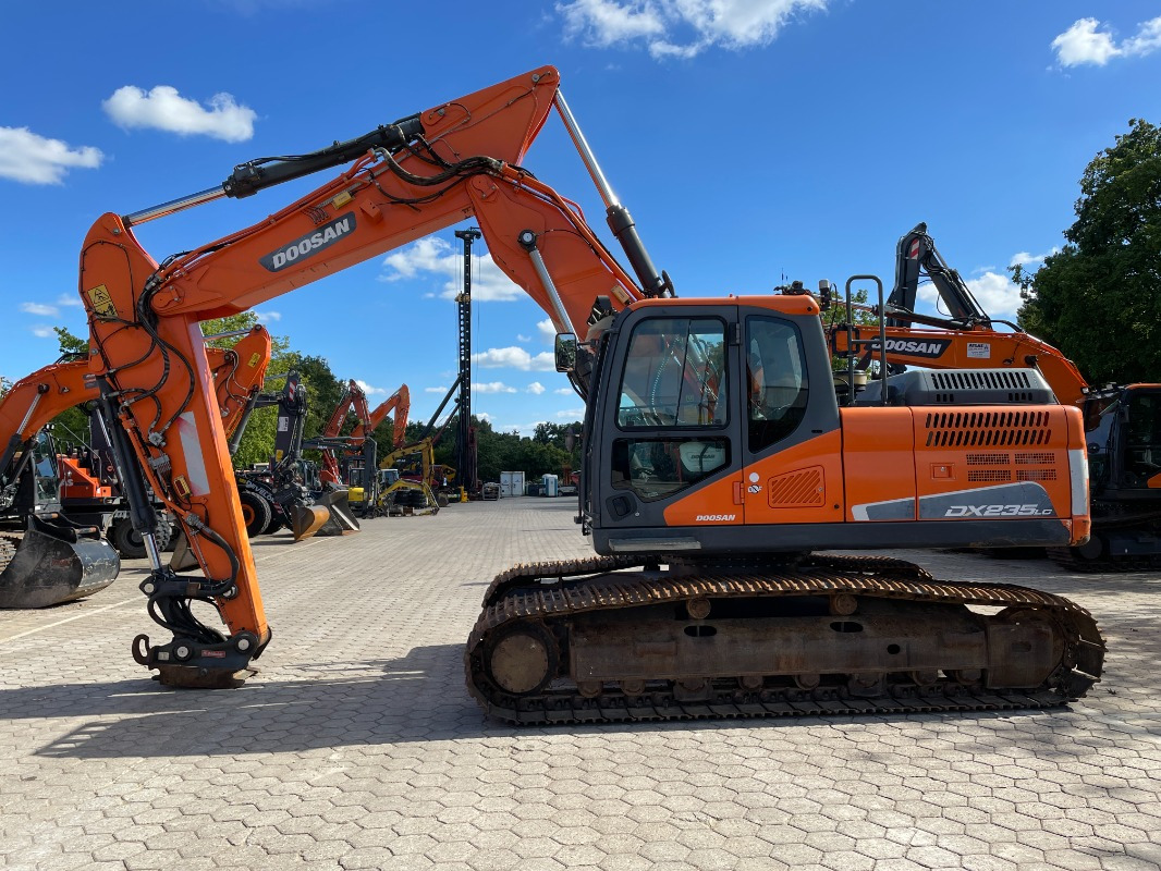 Doosan DX235LC-5 - Bager gusjeničar: slika Doosan DX235LC-5 - Bager gusjeničar Doosan DX235LC-5 - Bager gusjeničar: slika Doosan DX235LC-5 - Bager gusjeničar