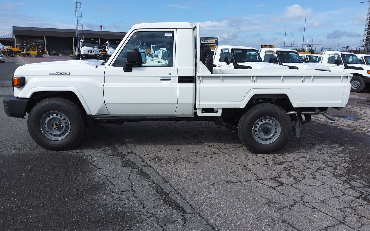 Toyota Land cruiser 79 hzj 79 single cab 4.2L Diesel Manual FACELIFT DIFF LOCK+FREEWHEEL HUB - Pick-up: slika Toyota Land cruiser 79 hzj 79 single cab 4.2L Diesel Manual FACELIFT DIFF LOCK+FREEWHEEL HUB - Pick-up Toyota Land cruiser 79 hzj 79 single cab 4.2L Diesel Manual FACELIFT DIFF LOCK+FREEWHEEL HUB - Pick-up: slika Toyota Land cruiser 79 hzj 79 single cab 4.2L Diesel Manual FACELIFT DIFF LOCK+FREEWHEEL HUB - Pick-up