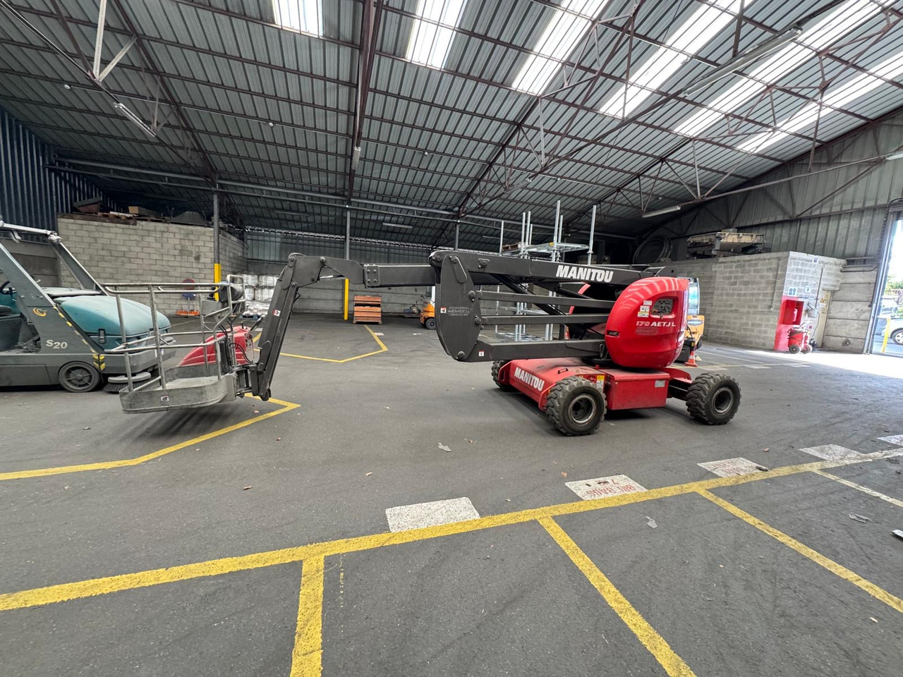 MANITOU AETJ 170 - Zglobni krak: slika MANITOU AETJ 170 - Zglobni krak MANITOU AETJ 170 - Zglobni krak: slika MANITOU AETJ 170 - Zglobni krak