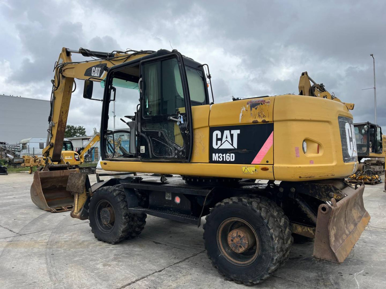 CAT M316D - Bager na kotačima: slika CAT M316D - Bager na kotačima CAT M316D - Bager na kotačima: slika CAT M316D - Bager na kotačima