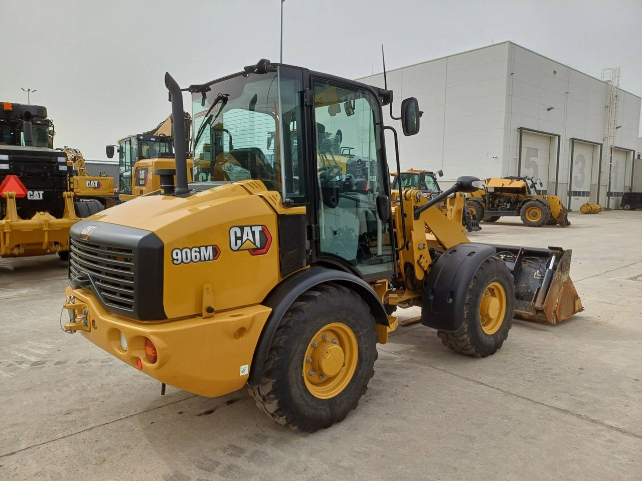 CAT 906M - Utovarivač na kotačima: slika CAT 906M - Utovarivač na kotačima CAT 906M - Utovarivač na kotačima: slika CAT 906M - Utovarivač na kotačima