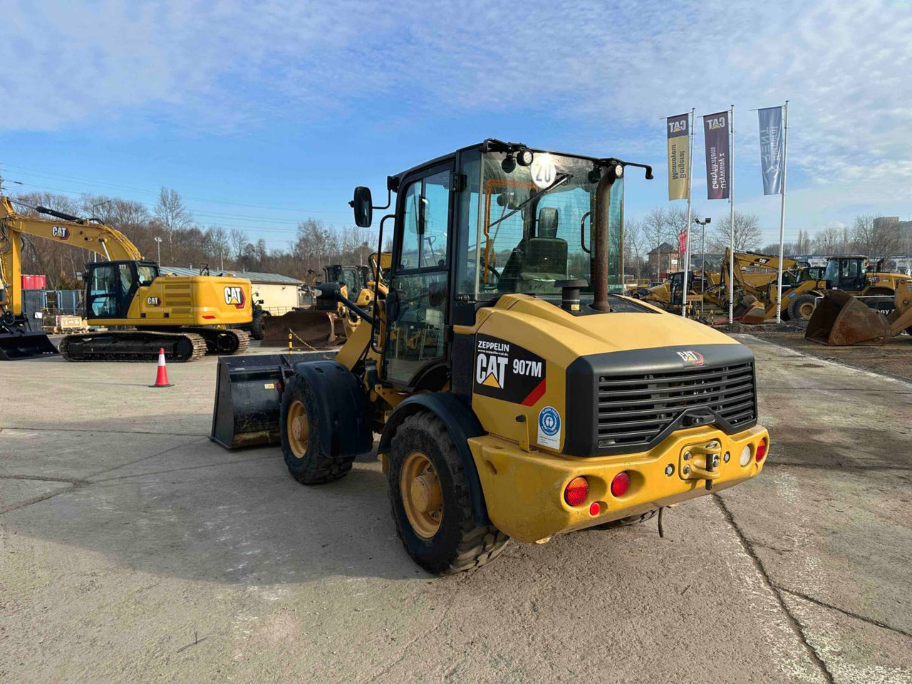 CAT 907M - Utovarivač na kotačima: slika CAT 907M - Utovarivač na kotačima CAT 907M - Utovarivač na kotačima: slika CAT 907M - Utovarivač na kotačima