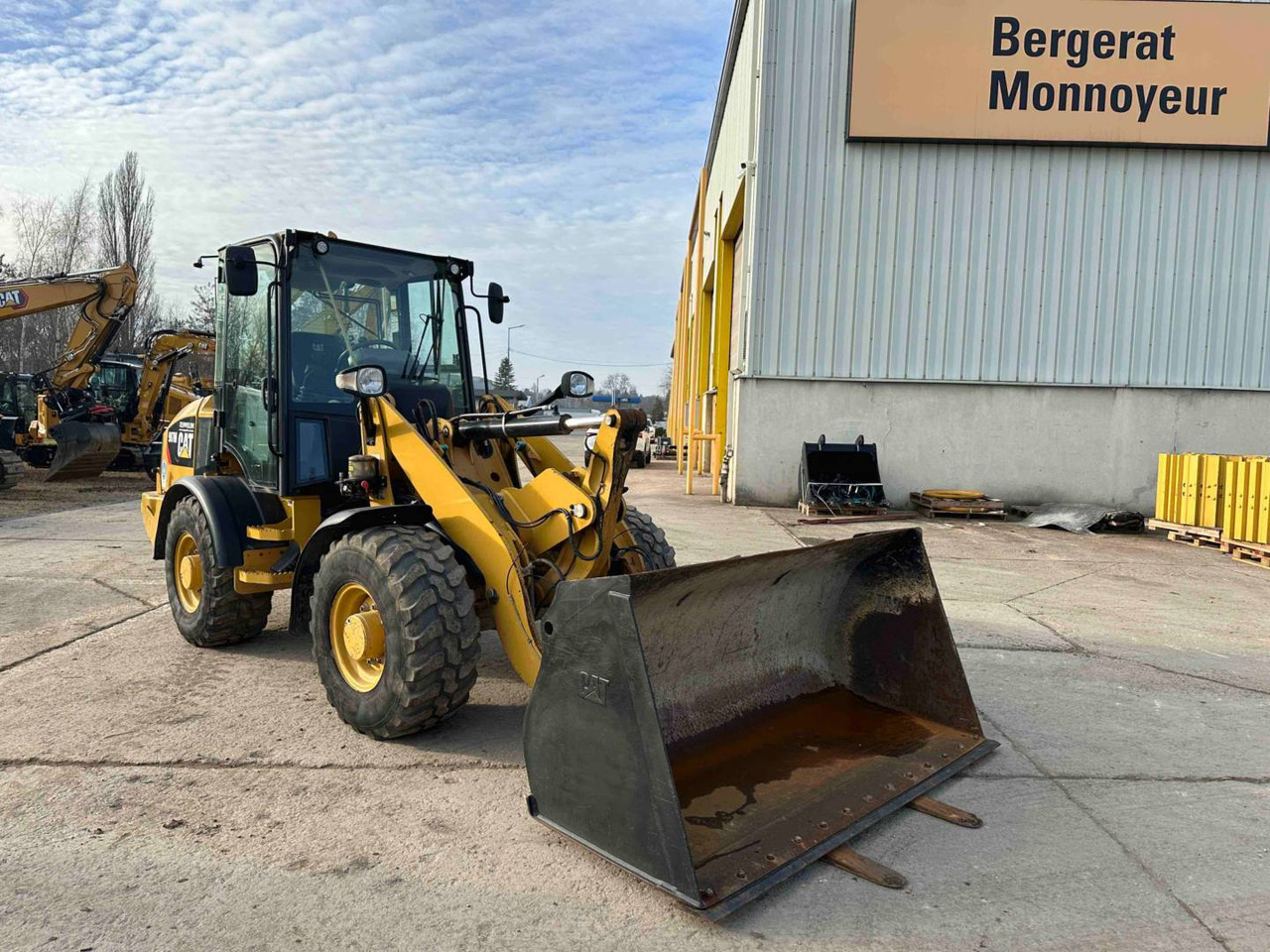 CAT 907M - Utovarivač na kotačima: slika CAT 907M - Utovarivač na kotačima CAT 907M - Utovarivač na kotačima: slika CAT 907M - Utovarivač na kotačima