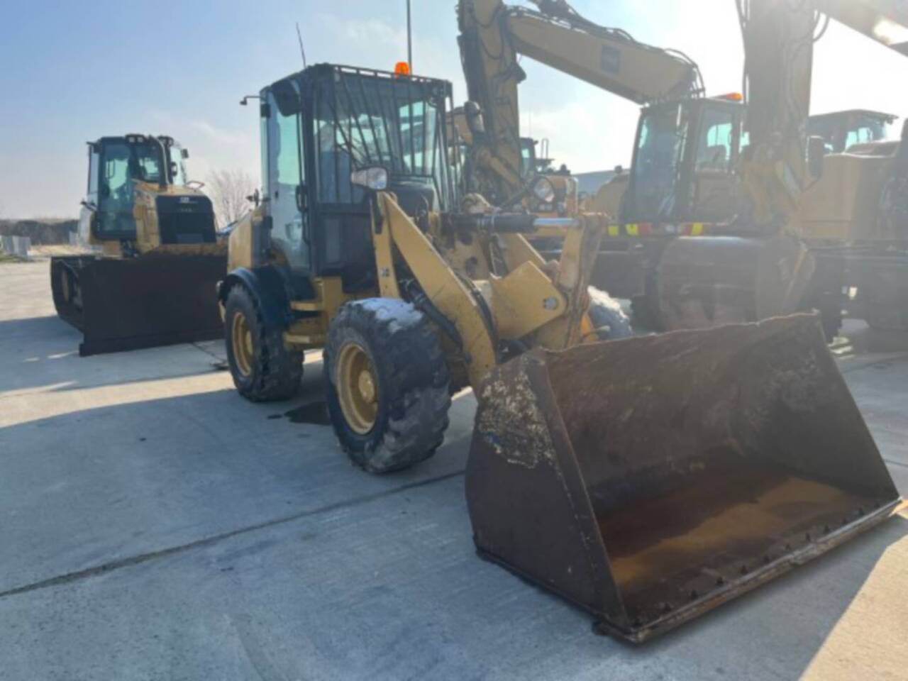CAT 908M - Utovarivač na kotačima: slika CAT 908M - Utovarivač na kotačima CAT 908M - Utovarivač na kotačima: slika CAT 908M - Utovarivač na kotačima
