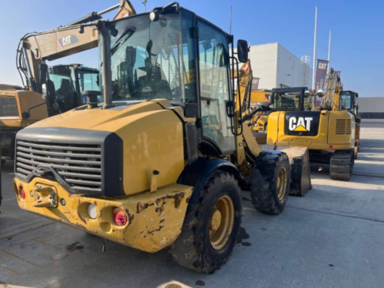 CAT 908M - Utovarivač na kotačima: slika CAT 908M - Utovarivač na kotačima CAT 908M - Utovarivač na kotačima: slika CAT 908M - Utovarivač na kotačima