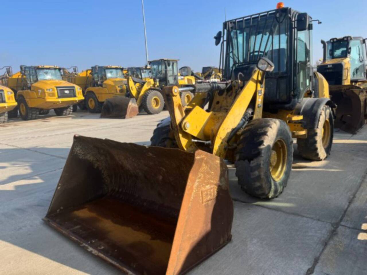 CAT 908M - Utovarivač na kotačima: slika CAT 908M - Utovarivač na kotačima CAT 908M - Utovarivač na kotačima: slika CAT 908M - Utovarivač na kotačima