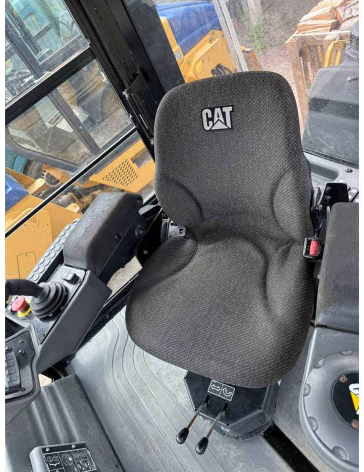 Cestovni valjak CAT CD44B: slika Cestovni valjak CAT CD44B