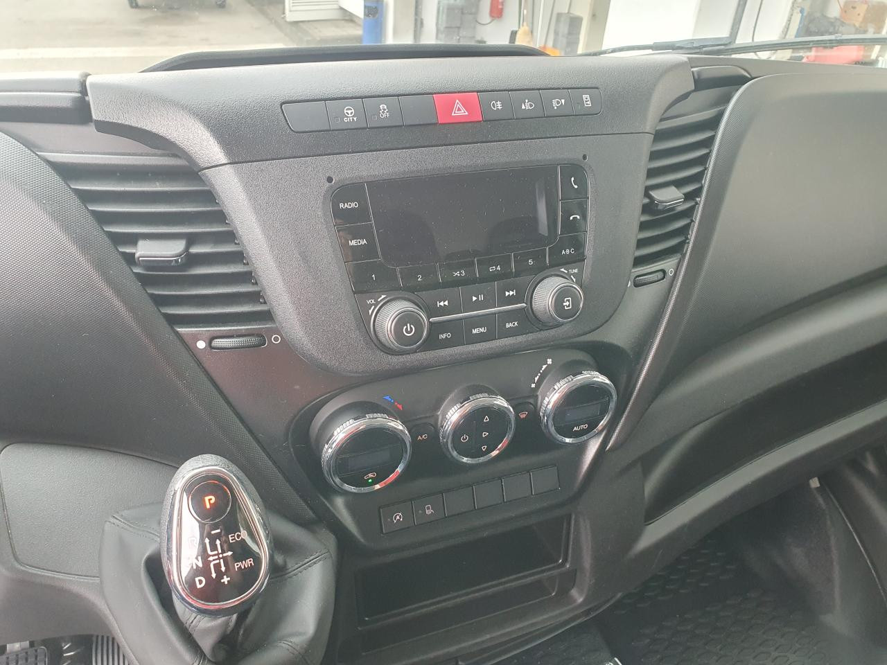 Putnički kombi IVECO Daily 35S16A8V: slika Putnički kombi IVECO Daily 35S16A8V Putnički kombi IVECO Daily 35S16A8V: slika Putnički kombi IVECO Daily 35S16A8V