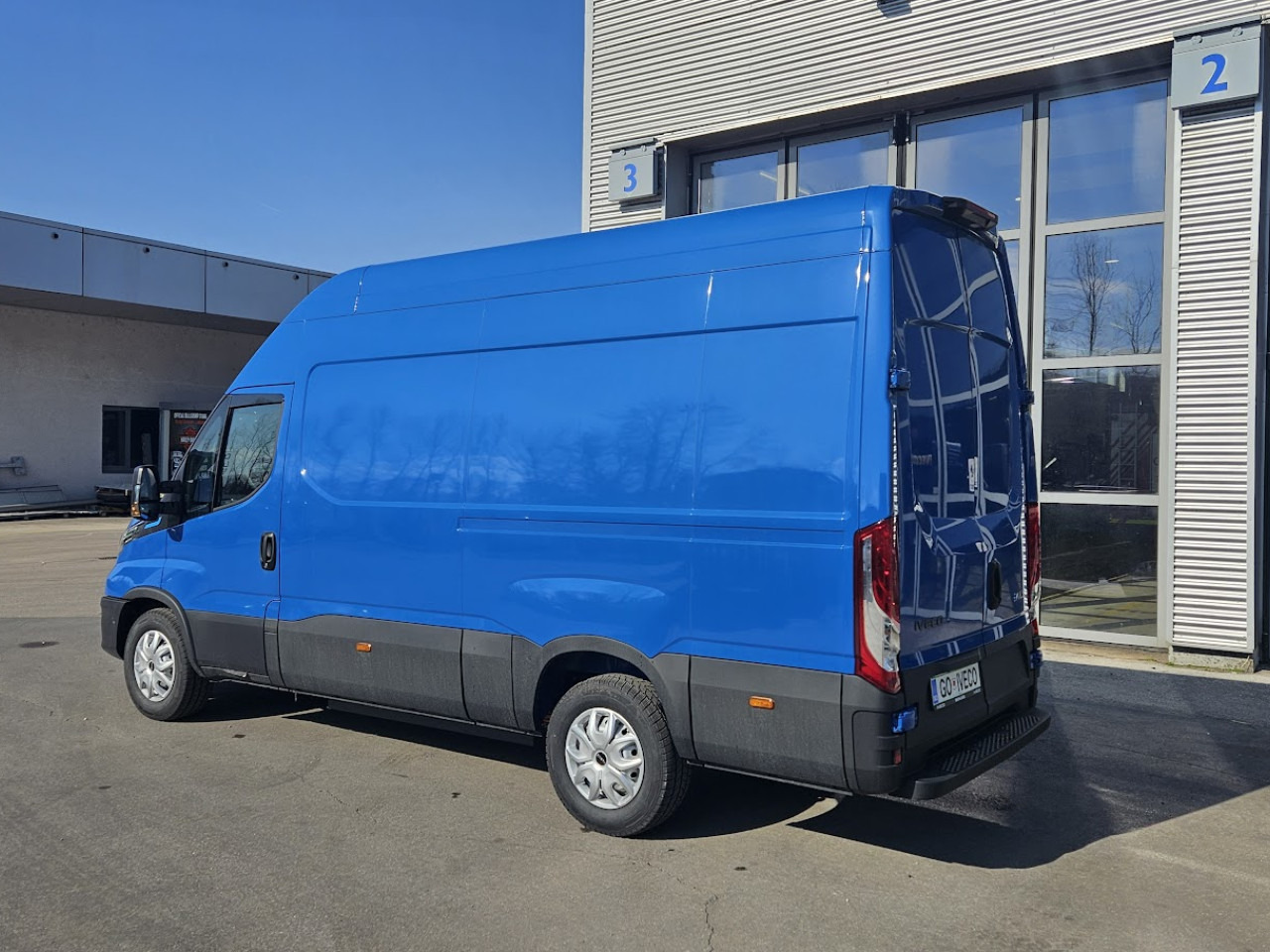 IVECO Daily ELEKTRIČNI 35 C 18H - Putnički kombi, Električno dostavno vozilo: slika IVECO Daily ELEKTRIČNI 35 C 18H - Putnički kombi, Električno dostavno vozilo IVECO Daily ELEKTRIČNI 35 C 18H - Putnički kombi, Električno dostavno vozilo: slika IVECO Daily ELEKTRIČNI 35 C 18H - Putnički kombi, Električno dostavno vozilo