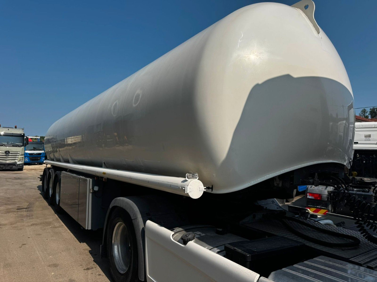 Schrader Treibstoff Diesel/Benzin, 4 Kammern, Sening - Poluprikolica cisterna: slika Schrader Treibstoff Diesel/Benzin, 4 Kammern, Sening - Poluprikolica cisterna Schrader Treibstoff Diesel/Benzin, 4 Kammern, Sening - Poluprikolica cisterna: slika Schrader Treibstoff Diesel/Benzin, 4 Kammern, Sening - Poluprikolica cisterna