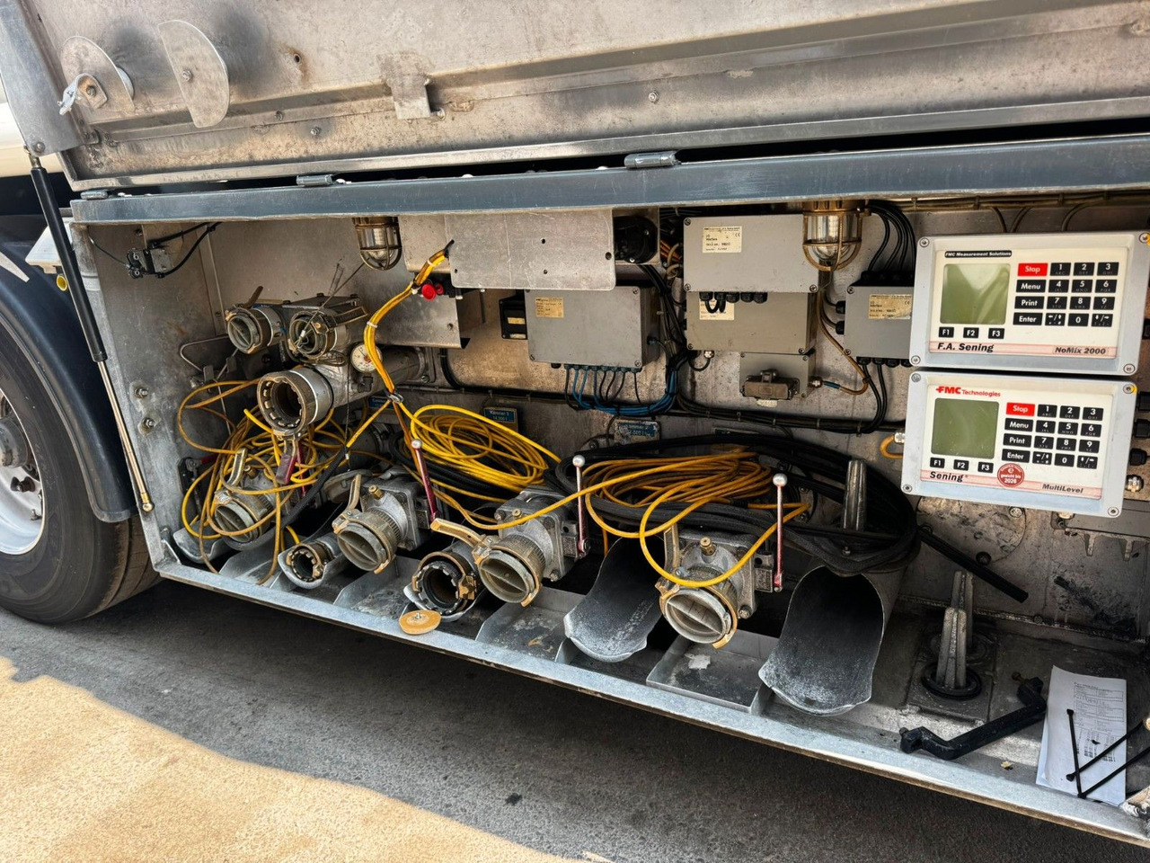 Poluprikolica cisterna Schrader Treibstoff Diesel/Benzin, 4 Kammern, Sening: slika Poluprikolica cisterna Schrader Treibstoff Diesel/Benzin, 4 Kammern, Sening