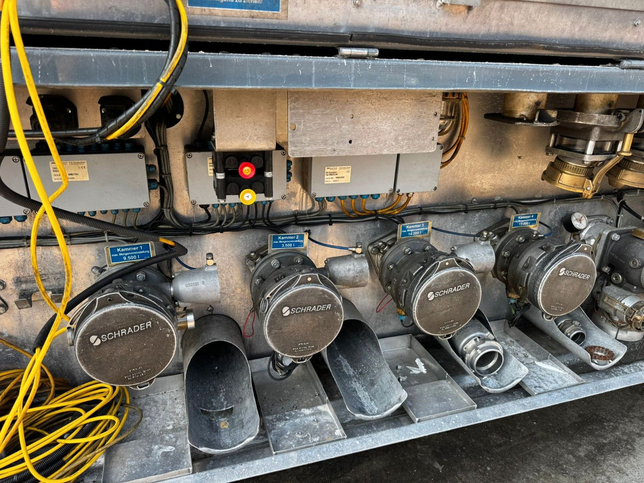 Poluprikolica cisterna Schrader Treibstoff Diesel/Benzin, 4 Kammern, Sening: slika Poluprikolica cisterna Schrader Treibstoff Diesel/Benzin, 4 Kammern, Sening