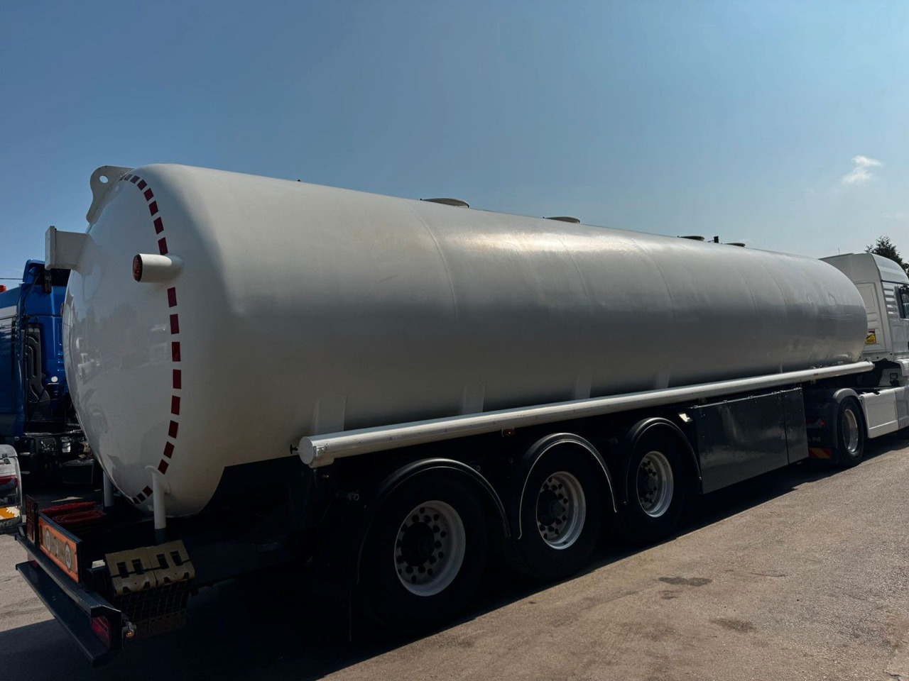 Schrader Treibstoff Diesel/Benzin, 4 Kammern, Sening - Poluprikolica cisterna: slika Schrader Treibstoff Diesel/Benzin, 4 Kammern, Sening - Poluprikolica cisterna Schrader Treibstoff Diesel/Benzin, 4 Kammern, Sening - Poluprikolica cisterna: slika Schrader Treibstoff Diesel/Benzin, 4 Kammern, Sening - Poluprikolica cisterna