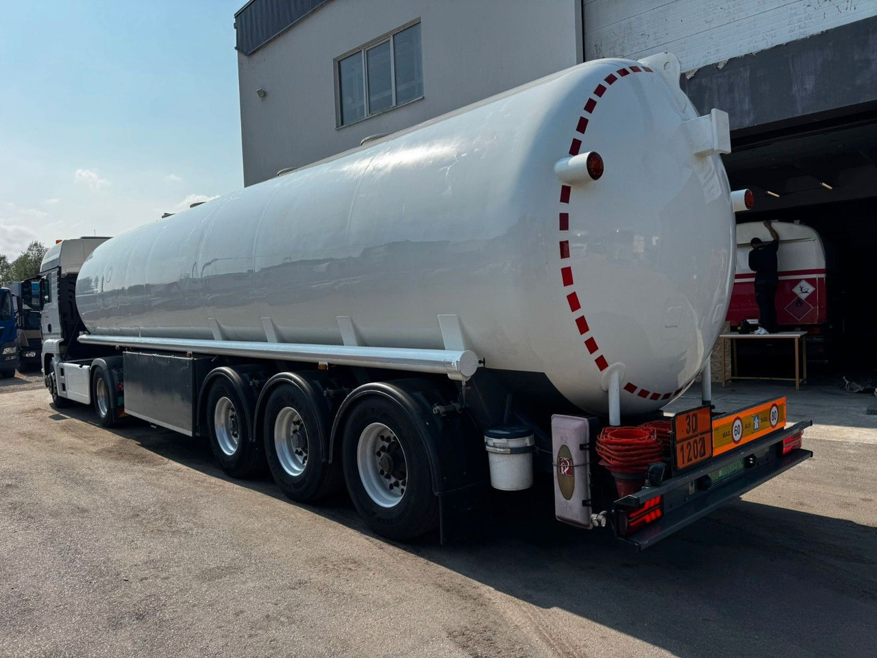 Schrader Treibstoff Diesel/Benzin, ADR, 4 Kammern, Sening - Poluprikolica cisterna: slika Schrader Treibstoff Diesel/Benzin, ADR, 4 Kammern, Sening - Poluprikolica cisterna Schrader Treibstoff Diesel/Benzin, ADR, 4 Kammern, Sening - Poluprikolica cisterna: slika Schrader Treibstoff Diesel/Benzin, ADR, 4 Kammern, Sening - Poluprikolica cisterna