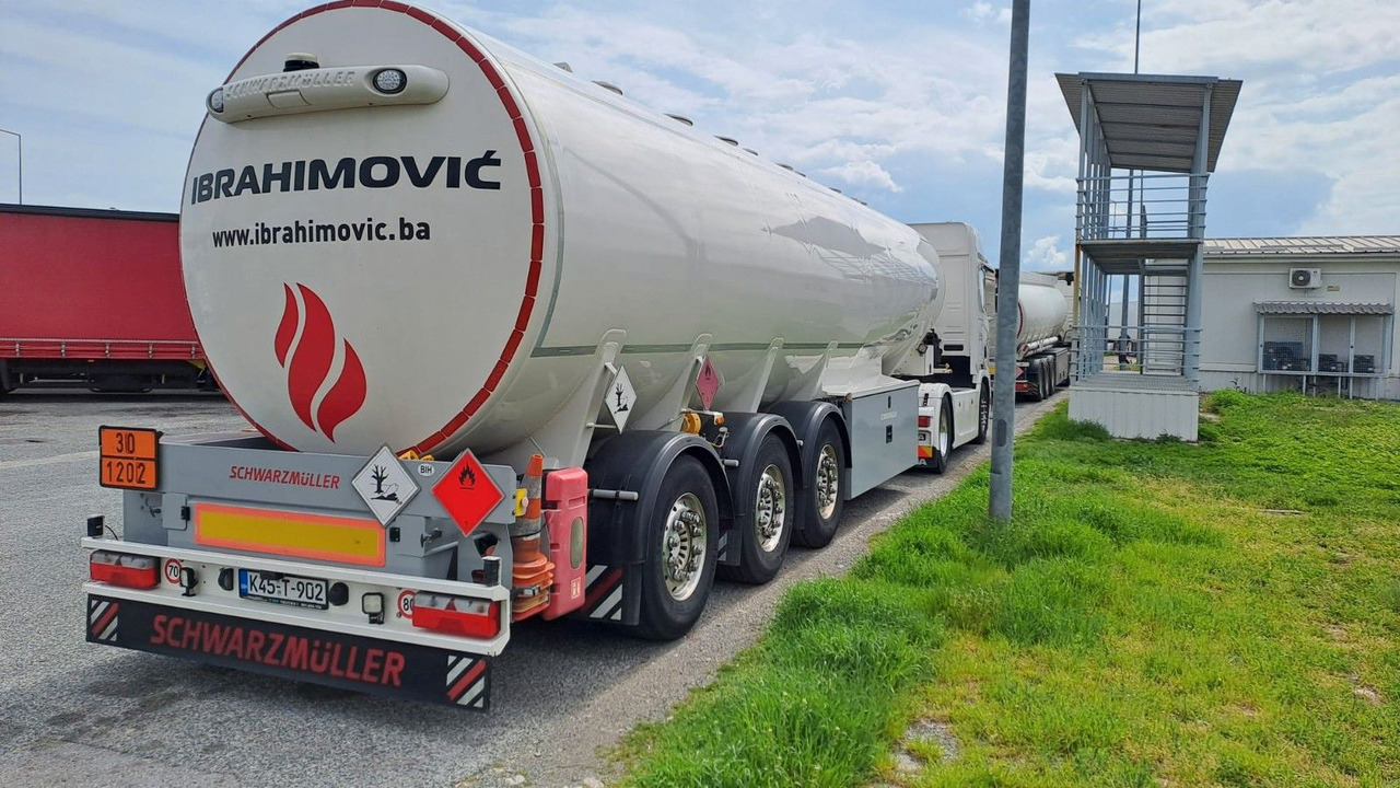 Schwarzmüller 4 Kammern, ADR, Treibstoff Fuel - Poluprikolica cisterna: slika Schwarzmüller 4 Kammern, ADR, Treibstoff Fuel - Poluprikolica cisterna Schwarzmüller 4 Kammern, ADR, Treibstoff Fuel - Poluprikolica cisterna: slika Schwarzmüller 4 Kammern, ADR, Treibstoff Fuel - Poluprikolica cisterna