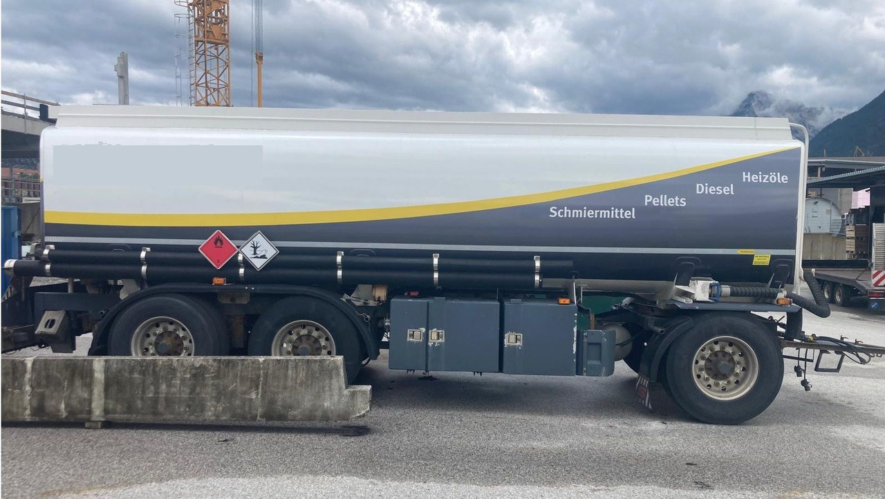 Schwarzmüller Schwingenschlögel, ADR, 3 Kammern, Fuel+Diesel - Prikolica cisterna: slika Schwarzmüller Schwingenschlögel, ADR, 3 Kammern, Fuel+Diesel - Prikolica cisterna Schwarzmüller Schwingenschlögel, ADR, 3 Kammern, Fuel+Diesel - Prikolica cisterna: slika Schwarzmüller Schwingenschlögel, ADR, 3 Kammern, Fuel+Diesel - Prikolica cisterna