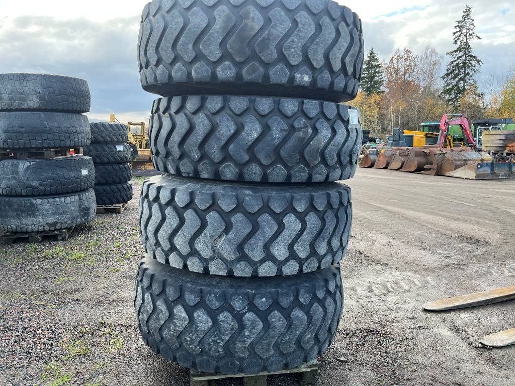 Däck på fälg 20,5-R25 Volvo L70 , 6300 , L90 - Guma za Građevinski strojevi: slika Däck på fälg 20,5-R25 Volvo L70 , 6300 , L90 - Guma za Građevinski strojevi Däck på fälg 20,5-R25 Volvo L70 , 6300 , L90 - Guma za Građevinski strojevi: slika Däck på fälg 20,5-R25 Volvo L70 , 6300 , L90 - Guma za Građevinski strojevi
