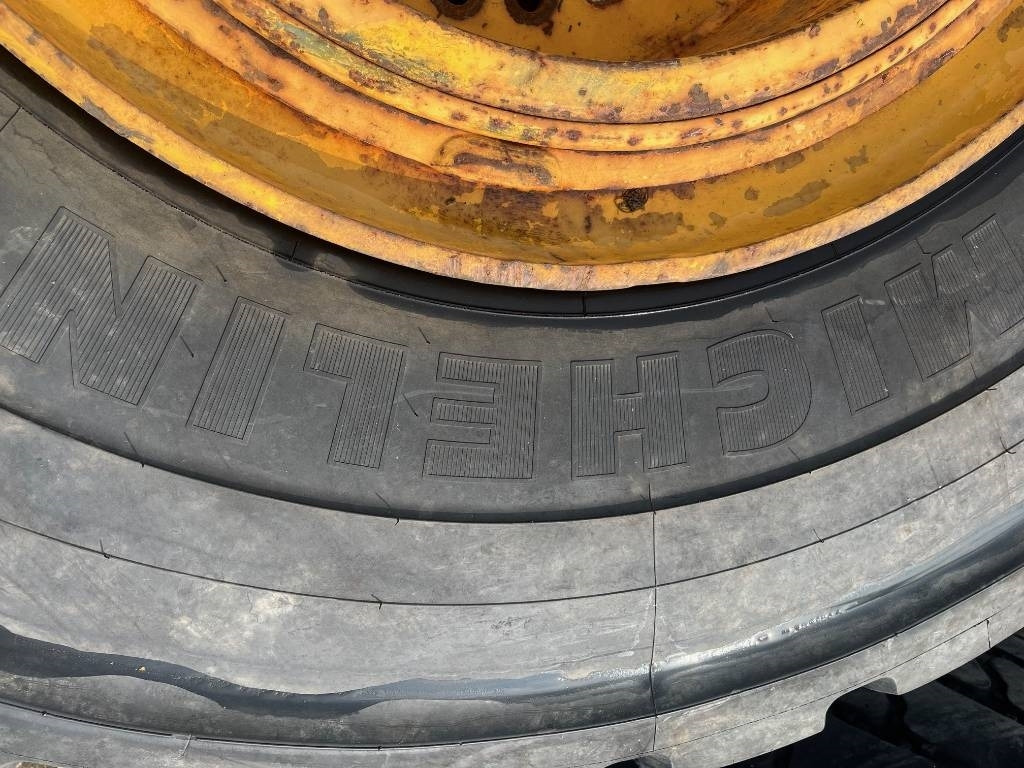 Michelin 800/65R29 XLD Volvo L150 L180 - Kompletan kotač: slika Michelin 800/65R29 XLD Volvo L150 L180 - Kompletan kotač Michelin 800/65R29 XLD Volvo L150 L180 - Kompletan kotač: slika Michelin 800/65R29 XLD Volvo L150 L180 - Kompletan kotač