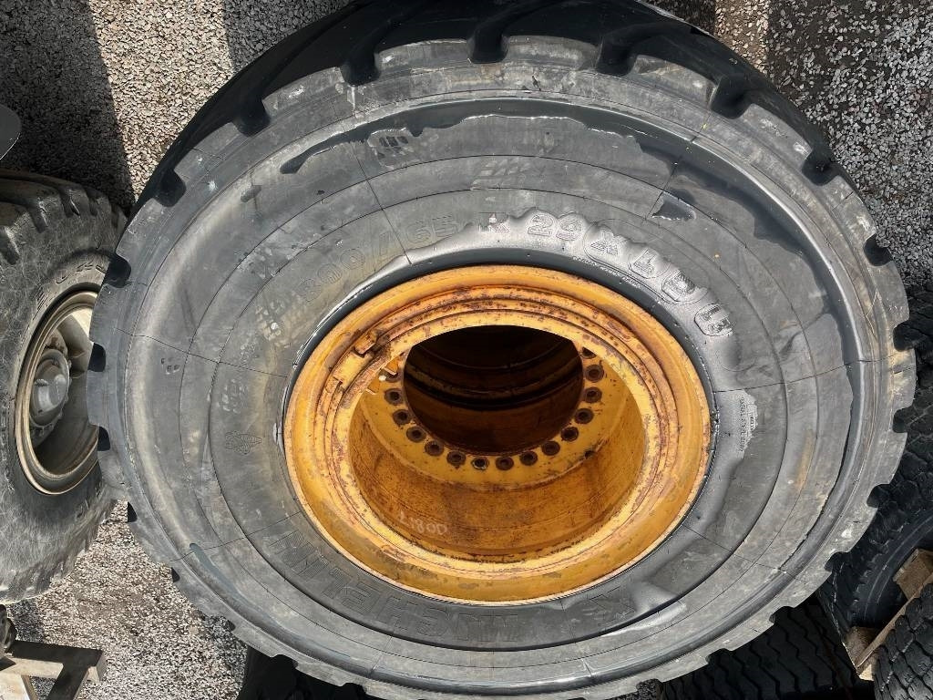 Michelin 800/65R29 XLD Volvo L150 L180 - Kompletan kotač: slika Michelin 800/65R29 XLD Volvo L150 L180 - Kompletan kotač Michelin 800/65R29 XLD Volvo L150 L180 - Kompletan kotač: slika Michelin 800/65R29 XLD Volvo L150 L180 - Kompletan kotač