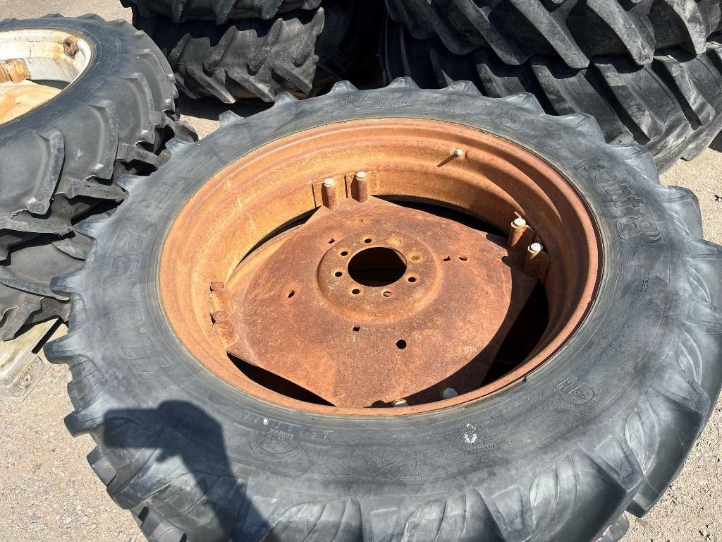 Taurus 13,6-R38 på fälg Case , MF , BM , IH - Guma za Poljoprivredni strojevi: slika Taurus 13,6-R38 på fälg Case , MF , BM , IH - Guma za Poljoprivredni strojevi Taurus 13,6-R38 på fälg Case , MF , BM , IH - Guma za Poljoprivredni strojevi: slika Taurus 13,6-R38 på fälg Case , MF , BM , IH - Guma za Poljoprivredni strojevi