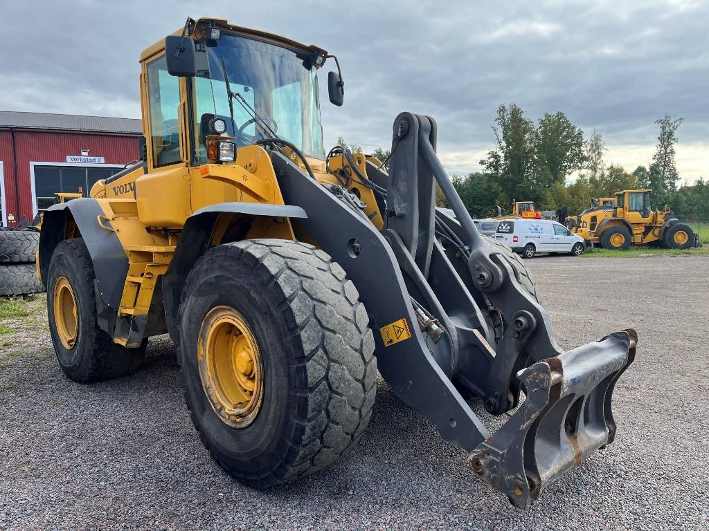 Volvo L 120 E - Utovarivač na kotačima: slika Volvo L 120 E - Utovarivač na kotačima Volvo L 120 E - Utovarivač na kotačima: slika Volvo L 120 E - Utovarivač na kotačima
