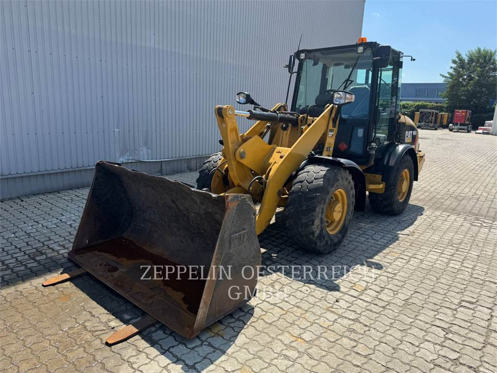CAT 906H2 - Utovarivač na kotačima: slika CAT 906H2 - Utovarivač na kotačima CAT 906H2 - Utovarivač na kotačima: slika CAT 906H2 - Utovarivač na kotačima